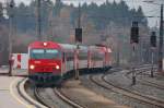 Ein City-Shuttle erreicht in den n�chsten Sekunden Gleis 1 von Brixlegg an der Strecke Innsbruck - W�rgl.