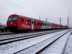 8073 121-0 bildet am nebeligem Samstagnachmittag den Schlu� des REX3023 am Bhf. Redl-Zipf;_090103