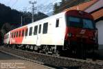 Regionalzug mit Steuerwagen, dessen Nummer recht gut sichtbar ist, h�lt in Unterberg QdK.