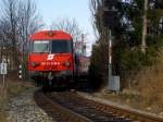 Teleaufnahme des CityShuttle-Steuerwagen 80-73 018, der herkulesgeschoben als Messesonderzug auf dem Welser Abschnitt der Almtalbahn verkehrte; hier kurz nach dem Abzweigen von der Westbahn.