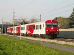 Cityshuttle 8073 024-6 in wundersch�nem Licht am 11.4.2007 nach Kirchdorf/Krems, hier zwischen Ansfelden und Nettingsdorf