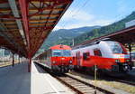 Alt und neu im Bahnhof Selzthal: Eine City-Shuttle-Garnitur, die vom Steuerwagen 80-73 125-1 (Baujahr 1988) angeführt wird, ist auf Bahnsteig 12 abgestellt, während Cityjet 4744 037 auf