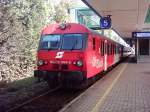 80-73 064 am 24.9.2005 in Bregenz. Der Zug ist soeben in Bregenz eingefahren und wird gleich wieder seinen Weg nach Bludenz antreten.
Als Zuglok dient 1144 203, die im Schabrettlook lackiert ist.