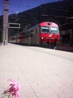 8073 215 am 23.8.2006 bei der Einfahrt in Landeck kommend aus Innsbruck mit einem Eilzug.