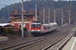 1144 074 mit dem Namen 'Erich Zimmerl' hat mit dem IC 898 'Hochkönig' (Salzburg-Klagenfurt) den Abstieg auf der Tauern-Südrampe nach Spittal-Millstättersee fast bewältigt, als sie hier beim Durchqueren des Bahnhofs Pusarnitz am 24.02.2020 festgehalten wird.
Die (planmäßige!) Wagengarnitur macht schon einen erstaunlichen Eindruck. 