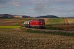 Die Felder sind bereits alle abgeenrtet, als die 2143 070 den 150 Grad Gleisbogen zwischen Ernstbrunn und Simonsfeld-Naglern befährt. (20.09.2015)