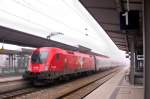 Dichtester Nebel ums�umt an Silvestermittag den EC 113. 1116 075-1  Schweiz  wird ihn noch bis M�nchen nachschieben. Aufgenommen Ausfahrt G�nzburg Gleis 2.