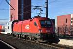 Im Nahverkehr in Vorarlberg gibt es 2 Möglichkeiten: S-Bahn (mit Halt in allen Stationen) oder Regional-Express (REX, lässt kleinere Stationen aus). In beiden Fällen kommen zwar in erster Linie Talent-Triebzüge der BR 4024 zum Einsatz, aber man kann auch andere Fahrzeuge antreffen.
1116.116 schiebt am 05.01.2018 ihren REX 5565 (von Bregenz nach Bludenz) ohne Halt durch die Haltestelle Dornbirn-Schoren in Richtung Feldkirch.