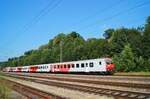 Am 13.08.2020 verlässt der verspätete REX 1623 nach Wien Westbahnhof mit dem Steuerwagen 80-73 037-8 an der Spitze den alten Bahnhof Tullnerbach-Pressbaum.
