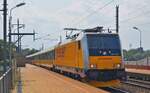 386 202 durchfuhr am 13.08.2020 mit dem RJ 1034  RegioJet  (Wien Hbf - Praha hl.n.) die Haltestelle Wien Praterkai, die inzwischen auch schon modernisiert wurde. Bemerkenswert sind die im Zugverband mitgeführten ehemaligen ÖBB-Reisezugwagen, die damals großzügig verkauft wurden und heutzutage im österreichischen Reisezugverkehr fehlen.