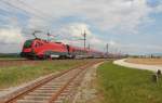 Nachschuss auf den 2-teiligen RC63 auf dem Weg von M�nchen nach Wien West. 1. Zugteil mit 1116 218, 2. Teil mit 1116 217. Aufgenommen am 18. April 2009 bei H�rsching.
