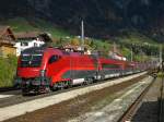 Endlich hab ich auch eine sonnige Aufnahme eines Railjets in Braz machen k�nnen und zwar im letzten Licht. Im Hintergrund sieht man schon, dass es den ganzen Tag wechselhaft war. Das Bild zeigt den RJ 160 ( Garnitur 10 ) / 560 ( Garnitur 28 ) von Wien West nach Z�rich / Bregenz.

Lg