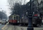 Wien Wiener Stadtwerke-Verkehrsbetriebe (WVB) Verschubtriebwagen KH 6373 (Umnumerierung aus L1 2622 1972, Ausmusterung 1976) mit dem offenen Güterwagen gm 7053 (Simmeringer Waggonfabrik 1916) I, Innere Stadt, Opernring am 30. Jänner 1974. - Scan eines Diapositivs. Film: Kodak Ektachrome. Kamera: Minolta SRT-101. 