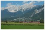 Eine 111er mit dem Regionalzug 5326 von tztal nach Innsbruck am 26.7.2007 zwischen Oberhofen in Tirol und Flaurling aufgenommen.