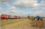 ### Meine Geburtstagstour am 05.11.10 ###
Im nchsten Sonnenloch kam R 3018 mit Steuerwagen 80-73 001 daher. Herzlichen Dank an die freundliche Bauern-Familie die uns einen Teil ihres Furhparks als Motiv berlieen. In sterreich lebt halt eben alles in Einklang, Bauern, andere Leute, Bahn, Sonne, Besucher, Natur usw... 
(Oftering) 