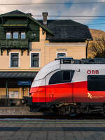 Seit dem Fahrplanwechsel im Dezember 2025 wurde im Zuge der Inbetriebnahme der Koralmbahn auch das S-Bahn-Netz in Kärnten neu strukturiert. Mit der Verlängerung der S1 bis Pusarnitz ist der Ort nun offiziell Teil des S-Bahn-Netzes. Die Linie verkehrt von Pusarnitz über Spittal, Villach und Klagenfurt bis nach Wolfsberg.

Allerdings wird der Abschnitt zwischen Pusarnitz und Villach lediglich von Montag bis Freitag von ca. 6 Uhr bis 20 Uhr bedient. Da nun auch alle beiden Regionalzugpaare über Mühldorf-Möllbrücke und Kolbnitz nach Mallnitz-Obervellach nur mehr unter der Woche verkehren, bleibt Pusarnitz am Wochenende weiterhin komplett ohne öffentliche Anbindung.

Hier zu sehen ist ÖBB 4746 103-2, der am 10.02.2026 nach einer kurzen Wende wieder den Bahnhof Pusarnitz wieder in Richtung Wolfsberg verlässt.

Zug: S1 4675
Laufweg: Pusarnitz ➤ Spittal-Millstättersee ➤ Villach Hbf ➤ Klagenfurt Hbf ➤ Kühnsdorf-Klopeiner See ➤ Bleiburg ➤ St. Paul im Lavanttal ➤ Wolfsberg