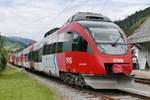 Elektrotriebwagen 4024 043-4 TALENT der ÖBB / S-Bahn Steiermark im Bahnhof Übelbach anlässlich einer Fahrzeugausstellung zur 100-Jahr-Feier der Strecke Peggau-Übelbach, 04.08.2019 
Ein solcher Triebwagen war zwischen 2007 und 2010 auf der Überbacherbahn für Züge wischen Übelbach und Graz eingesetzt. 