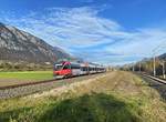 Bei herrlichem Herbstwetter war der 4024 075-6 am 02.11.2020 als S1 auf dem Weg Richtung Telfs-Pfaffenhofen, als er in der Haltestelle Stans bei Schwaz mit Schloss Tratzberg im Hintergrund