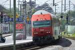 LINDAU/Bodensee (Landkreis Lindau/Bodensee), 09.05.2023, Doppelstock-Steuerwagen 86-33 027-2 der ÖBB als REX1 nach Feldkirch bei der Einfahrt in Lindau-Reutin