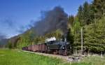 Die Schmalspurdampflokomotive 498.04 der Steyrtal-Bahn fährt bei Pieslwang mit einem Güterzug vorüber.Bild vom 30.4.2017