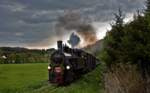 Zufrieden nach einigen 1.Maifeierfahrten an der Steyrtal-Bahn mit der Schmalspurdampflokomotive 498.04 dampfen der Lokführer und sein Heizer bei einem aufziehenden Gewitter mit dem Leerzug nach