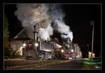 Through the dark night VIII - Auf der Steyrtalbahn fuhren die beiden Dampfloks 498.04 und 298.102, hier zu sehen bei einem Halt in der Haltestelle Sommerhubermühle. 
04.01.2018