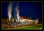 Zu blauen Stunde stehen die beiden Steyrtalbahnloks, 498.04 und 298.102 mit ihren Güterzügen in der Haltestelle Sommerhubermühle.
