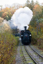 298.102 lässt am 26.10.18 die Konglomeratwände entlang der Steyr hinter sich und erreicht in Kürze die Haltestelle Neuezug