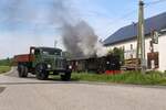 Ein lauter Pfiff des Lokführers warnte den Fahrer des Steyr 380 hier bei der Sommerhubermühle vor dem abfahrenden Güterzug der am 10.5.2024 mit der 298.53 für eine Fotosonderfahrt