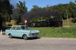 Knapp 30 Jahre Altersunterschied liegen zwischen dem blauen Opel Rekord und der 498.04 die hier kurz vor dem Bahnhof Sommerhuberm�hle am 25.7.2026 mit ihrem Personenzug von Steyr Lokalbahnhof nach