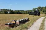Vor der Haltestelle Neuzeug rollt die 498.04 am 25.7.2026 mit einem kurzen Personenzug in Richtung Gr�nburg.