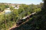 Kurz hinter dem Bahnhof Steyr Lokalbahnhof Flussaufw�rts schl�ngelt sich die Strecke der Steyrtalbahn eng am Berghang neben dem namensgebend Fluss entlang.