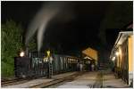 Kurz vor der Abfahrt des Bergsteigerzuges um 2:59 in Steyr Lokalbahnhof. Für das Jubiläum 30 Jahre Steyrtal-Museumsbahn wurde wie vor 50 Jahren der erste Zug schon in aller Früh abgefertigt.