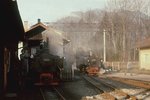 Anfang April 1975 steht 298.51 vor dem Lokschuppen in Molln, während 298.53 Wasser fasst. Zu diesem Zeitpunkt endeten hier die Personenzüge aus Garsten, auf der Reststrecke nach Klaus war nur noch Montags bis Freitags ein Güterzug unterwegs. Wegen der geänderten Bebauung kann ich auch hier nur den ungefähren damaligen Fotostandpunkt angeben. 