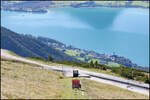 Unter der Terrasse heraus rollt der Aufzug auf Schienen an einem seil bis zum Bahnhof Schafbergspitze.