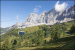 Steil Bergauf geht es mit einer der beiden Gondeln auf den Dachstein .
