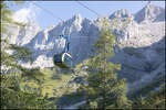 Imposant ist eine Wanderung am Fu�e des Felsmassivs w�hrend die Seilbahn zahlreiche Besucher zur Bergstation und zur�ck bringt .
