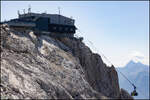 Von der Treppe ins Nichts , Einer Attraktion am Dachstein Gletscher , ist die Bergstation der Seilbahn gut zu sehen . 28.07.2026