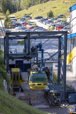 Von einem Wanderweg aus ist die Talstation der Materialseilbahn zum Dachstein Gletscher zu erblicken . 28.07.2026 