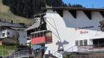 Eine alte, abgestellte Seilbahngondel am 21.4.2012 vor dem Hahnenkammbahnhof Kitzbhel.
