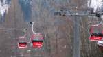 Die Gondeln am Kitzbhler Hahnenkamm sind alle mit Namen von Skirennlufern gekennzeichnet. Hier gerade  Silvan Zurbriggen  auf Talfahrt.(30.12.2012)