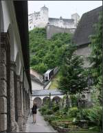 Bahn zur Festung -    Blick vom Petersfriedhof zur Festung Hohensalzburg, die mit einer Standseilbahn mit der Salzburger Altstadt verbunden ist.