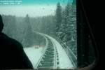 Hartkaserbahn in Ellmau - der Wagen hat soeben die Talstation verlassen, aus der obersten der Passagierkabinen schaue ich dem Wagenbegleiter ber die Schulter.