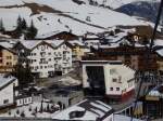Talstation der klassischen Komperdellbahn in Serfaus, photographiert aus einer Gondel der weniger klassischen Alpkopfbahn.