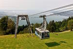 . Eine Gondel der Pfnderbahn wird in Krze die Bergstation der Seilbahn Bregenz - Pfnder erreichen. Vom Bregenzer Hausberg hat man eine phantastische Aussicht auf das schwbische Meer und seine Umgebung. 08.09.2017 (Jeanny)