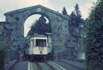 Pöstlingbergbahn Linz__Tw XVIII [ESG, 1958] verläßt die in einem Turm der ehemaligen Festungsanlage gelegene Bergstation __28-07-1975