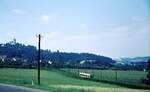 Pöstlingbergbahn Linz__Dort hinauf, zur Wallfahrtskirche muß er noch fahren: Tw  eingebettet in die Landschaft .__28-07-1975