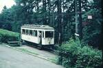 Pöstlingbergbahn Linz__ Halt auf Verlangen . Tw XVIII [1958] an der Bedarfshaltestelle 'Einschnitt'. Offenbar möchte noch jemand aussteigen.__28-07-1975