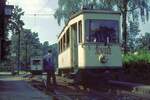 Pöstlingbergbahn Linz__Tw XVIII [1958] und XIV [1954] begegnen sich in der Ausweiche 'Schableder'.Der Schaffner stellt die (Schlepp-)Weiche. Heute schaut es dort etwas anders aus ...__28-07-1975