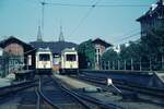 Pöstlingbergbahn Linz__Tw XVIII von 1958 und ein nummernloser Tw in der Talstation Linz-Urfahr.Im Vordergrund eine der bei der Pöstlingbergbahn üblichen Schleppweichen, bedingt durch die hier verwendeten, von Standseilbahnen bekannten Zangenbremsen.Diese Bahn ist eine der steilsten Adhäsionsbahnen weltweit, der Maximalwert wird von ihrem Betreiber LINZ AG mit 10,5 % angegeben. Als Sicherheitsbremse bei der Talfahrt umklammern Bremsbacken zangenförmig das keilkopfförmige Schienenprofil.__28-07-1975 